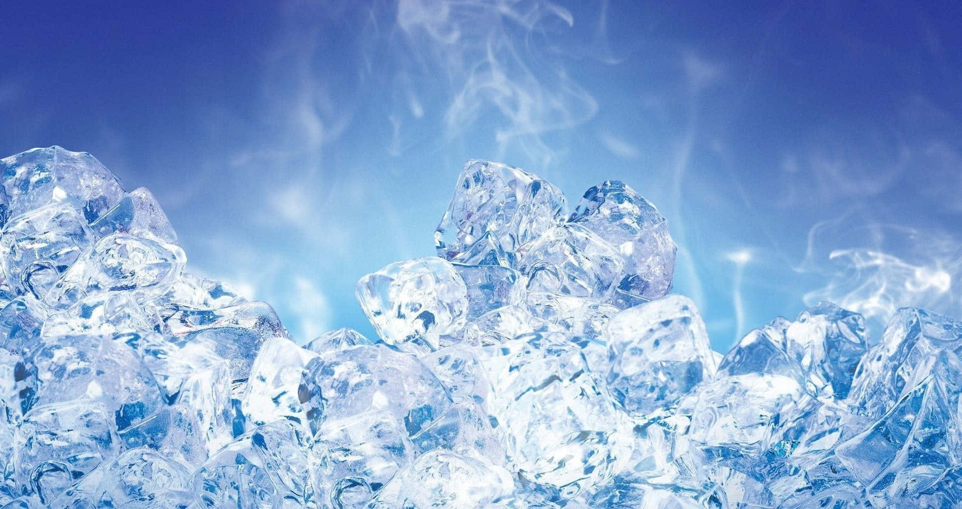 Icy 桌布 壁紙 — 晶瑩剔透的冰塊在明亮的藍天下閃閃發光，微弱的白色蒸氣從冰冷的表面升起。