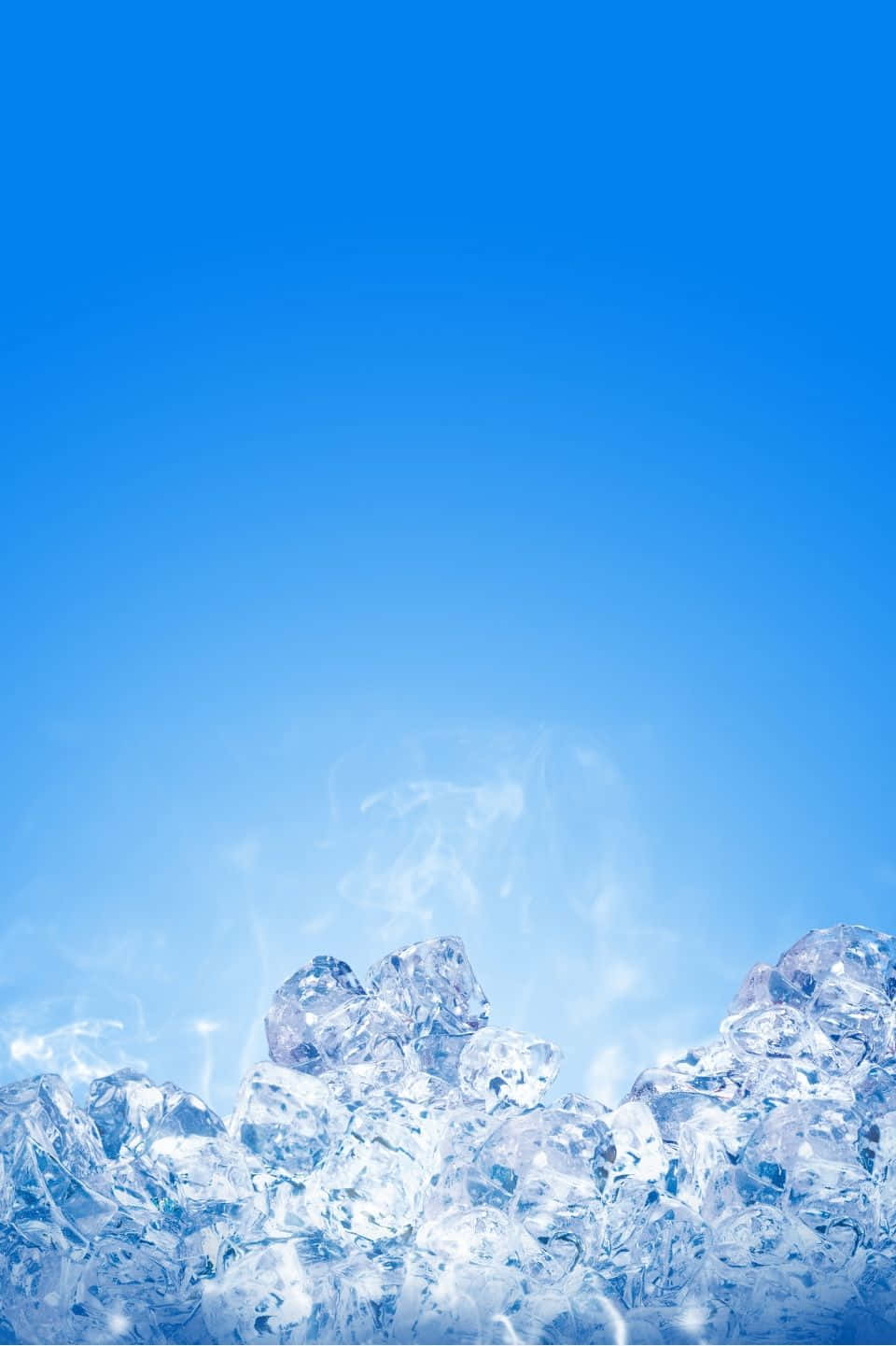 Icy 桌布 壁紙 — 晶瑩剔透的冰塊在漸層藍天下閃閃發光，冰凍表面升起縷縷薄霧。