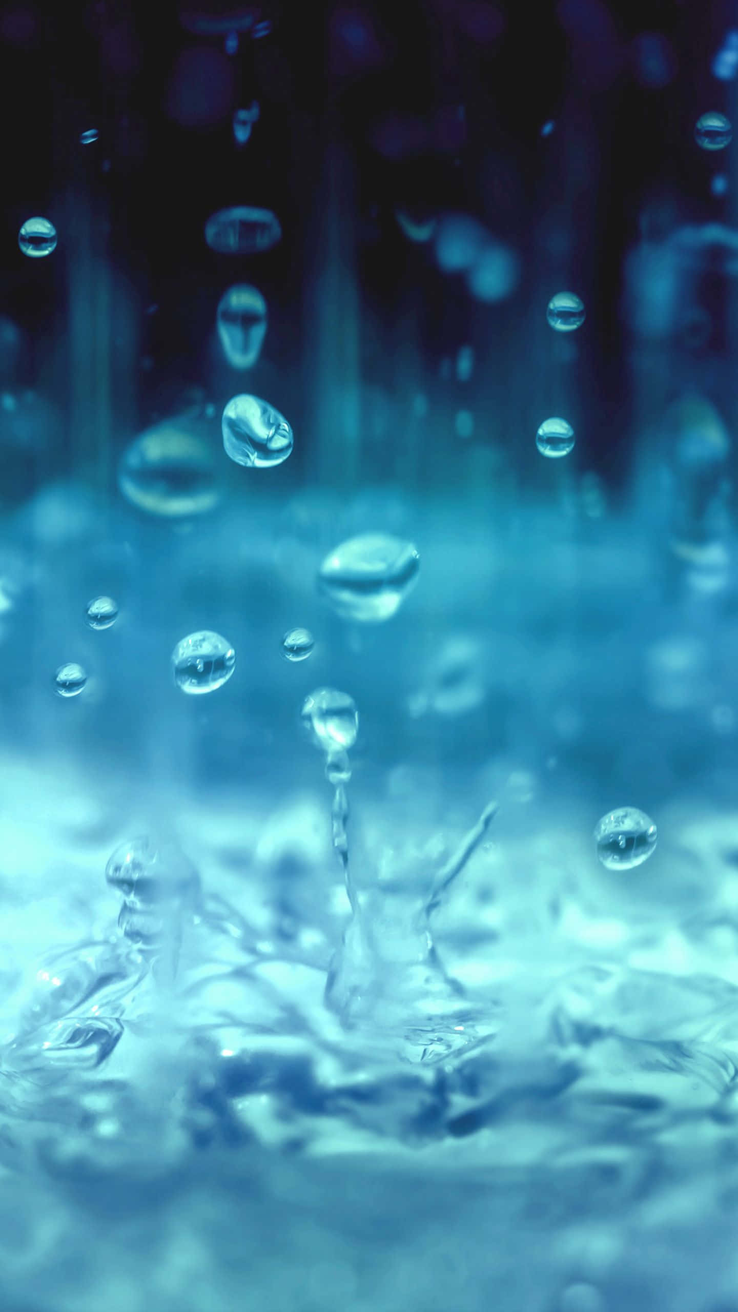 Transparent 桌布 壁紙 — 晶瑩剔透的水滴懸浮在半空中，以模糊的藍色背景襯托，營造出寧靜清新的視覺效果。