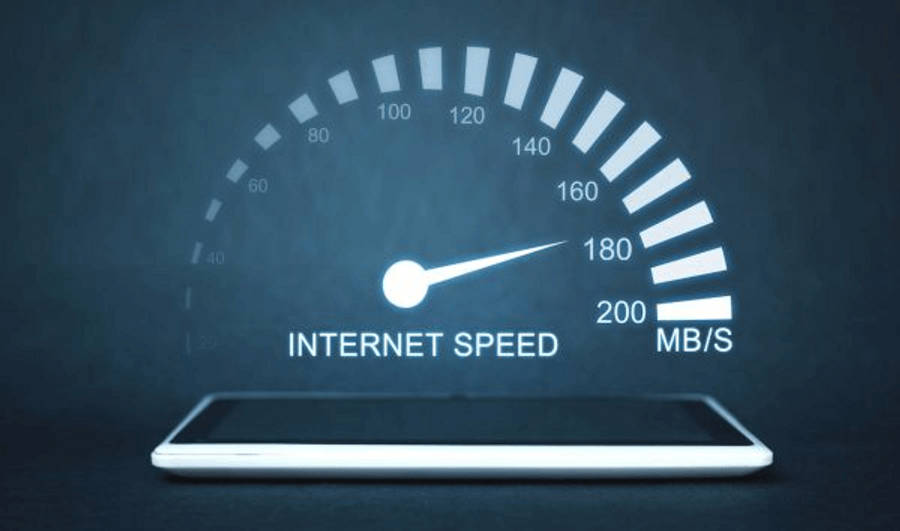 Internet 桌布 壁紙 — 智慧型手機上發光的數位速度計在深藍色背景上顯示網際網路速度達到180 mbps。