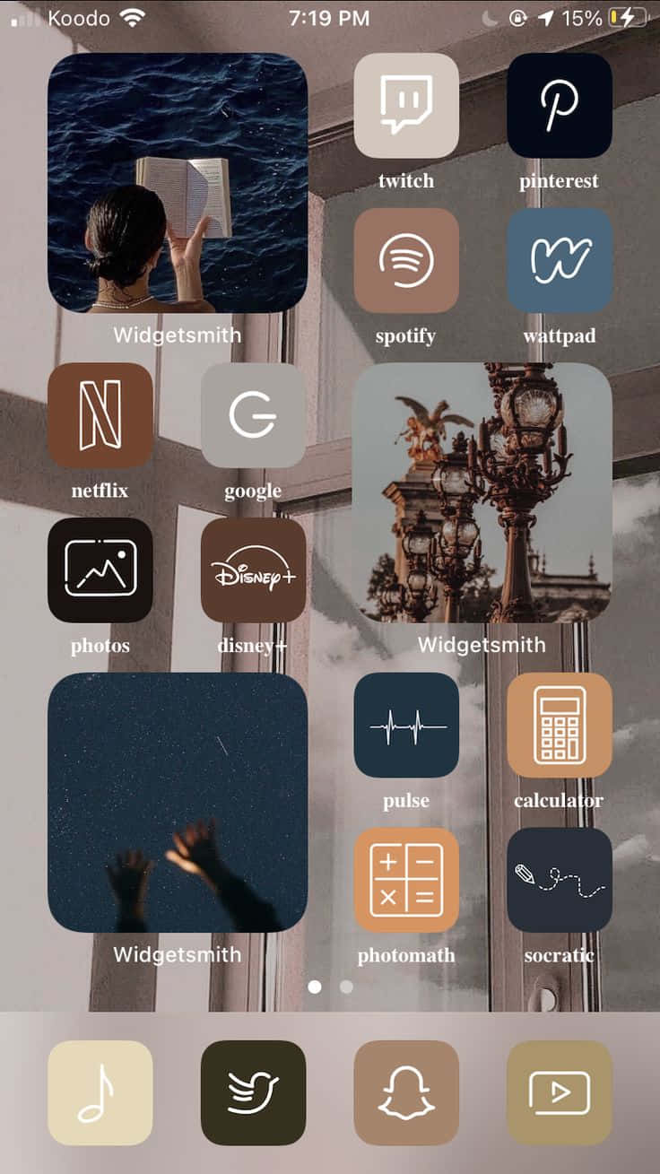 iPhone 美學 桌布 壁紙 — 智慧型手機主畫面，應用程式圖示疊加在三張不同的桌布圖片上：在海邊閱讀的人、華麗的路燈和伸向星星的手。