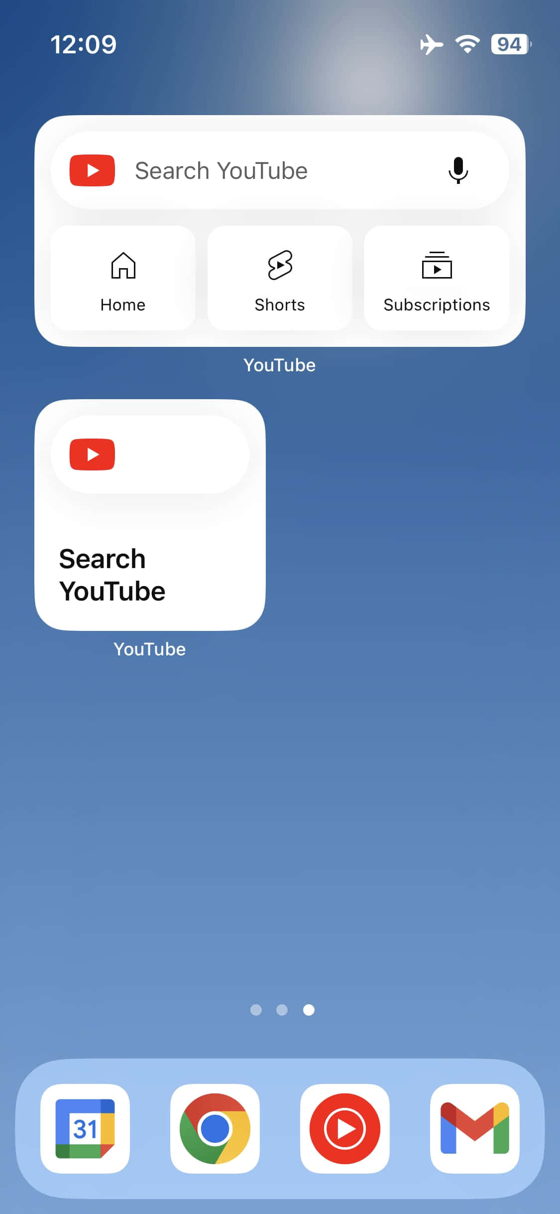 Widget 桌布 壁紙 — 智慧型手機主畫面，顯示YouTube應用程式小工具和底座圖示，背景為藍色漸層。