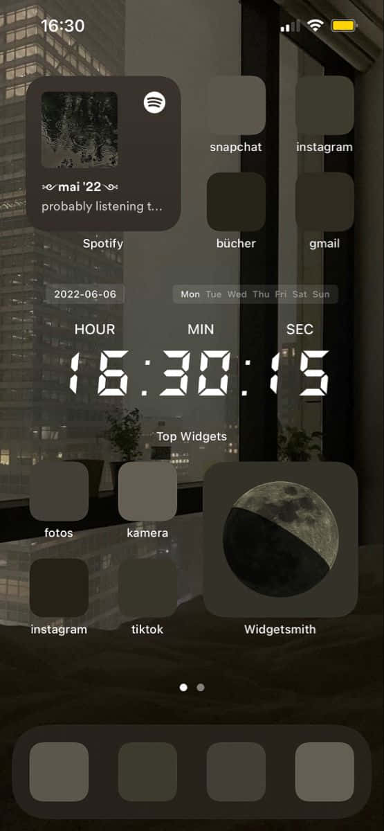 Aesthetic Widgets 桌布 壁紙 — 智慧型手機主螢幕，帶有深色小工具和月相顯示，背景為模糊的城市景觀。