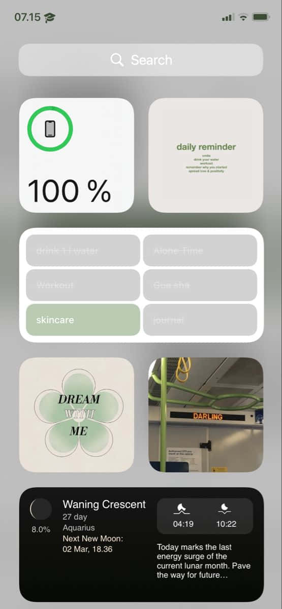 Aesthetic Widgets 桌布 壁紙 — 智慧型手機主螢幕，帶有顯示電池狀態、每日提醒和交通照片的小工具。