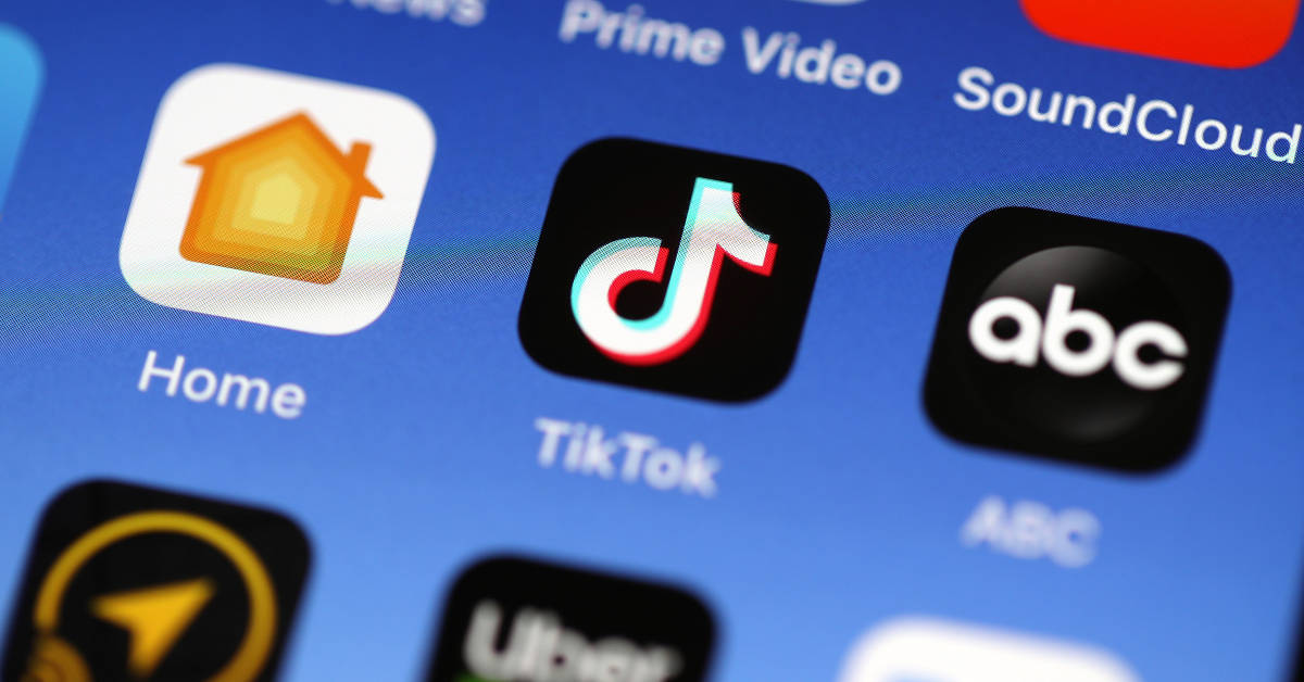 Screen 桌布 壁紙 — 智慧型手機主螢幕圖示特寫，包括TikTok ABC和Home應用程式，背景為藍色。
