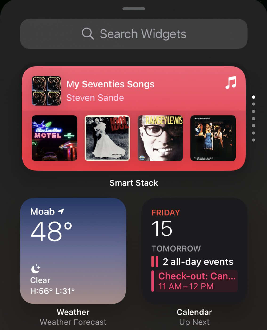 Apple Music 桌布 壁紙 — 智慧型手機主螢幕顯示一個紅色的音樂小工具，用於「My Seventies Songs」，以及天氣和日曆小工具。