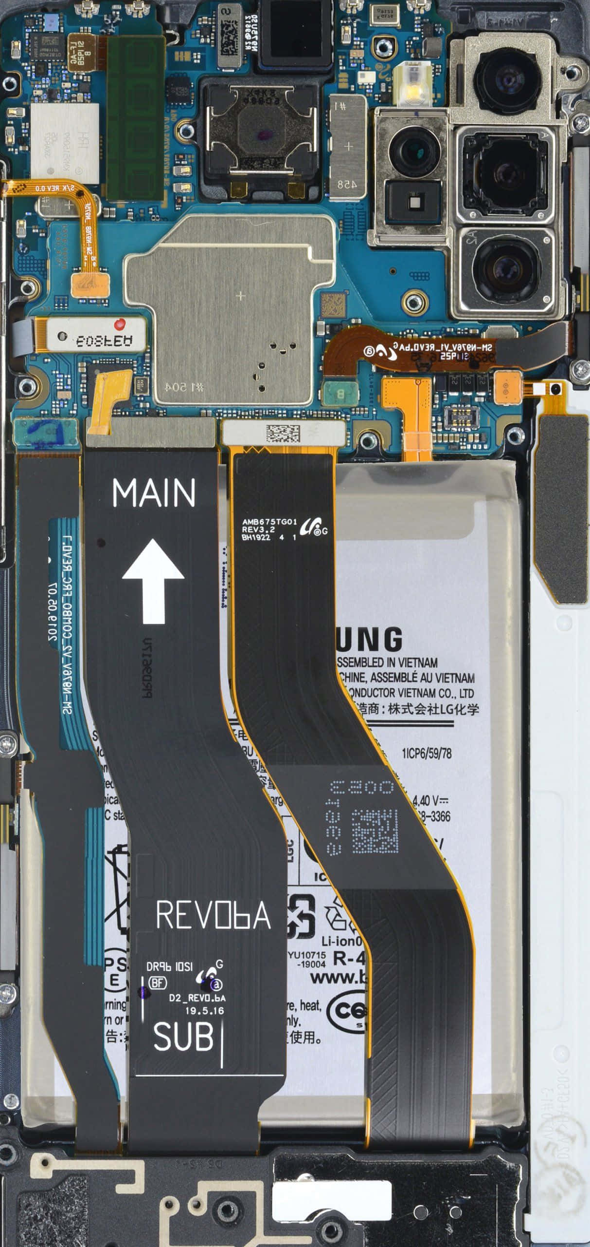 Inside iPhone 桌布 壁紙 — 智慧型手機內部元件的特寫，顯示電路板、相機、電池和柔性電纜。