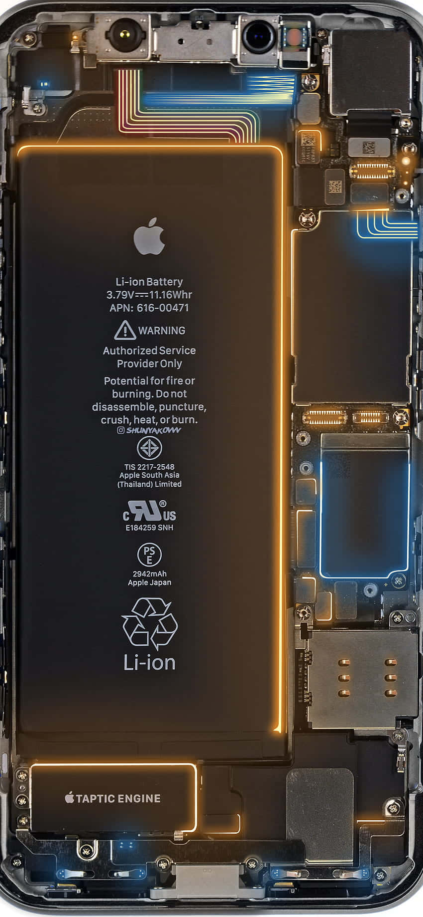 手機 桌布 壁紙 — 智慧型手機內部曝光，顯示圍繞大型黑色鋰離子電池（帶有Apple標誌）的橙色和藍色發光電路。