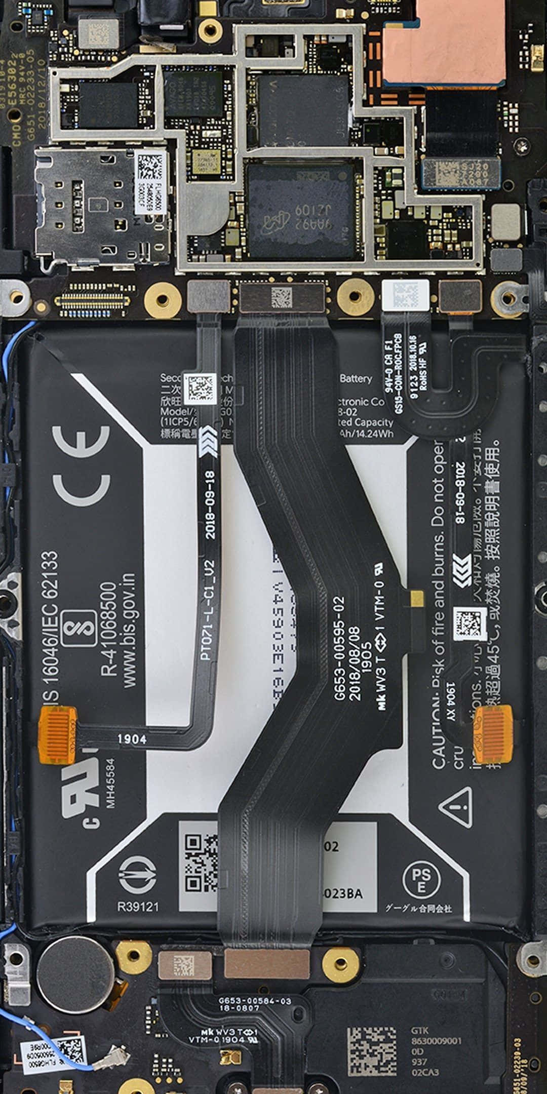 Inside iPhone 桌布 壁紙 — 智慧型手機內部電路板的特寫，顯示電池柔性電纜和標籤組件。