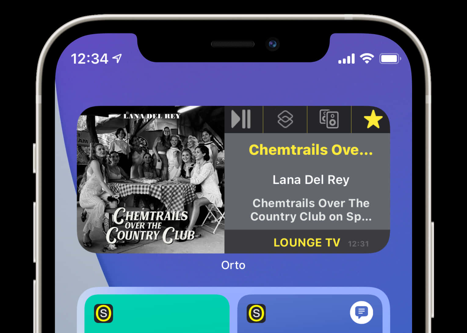 蘋果 桌布 壁紙 — 智慧型手機螢幕在Lounge TV上顯示Lana Del Rey的《Chemtrails Over The Country Club》音樂播放器小工具，配有黑白專輯封面。