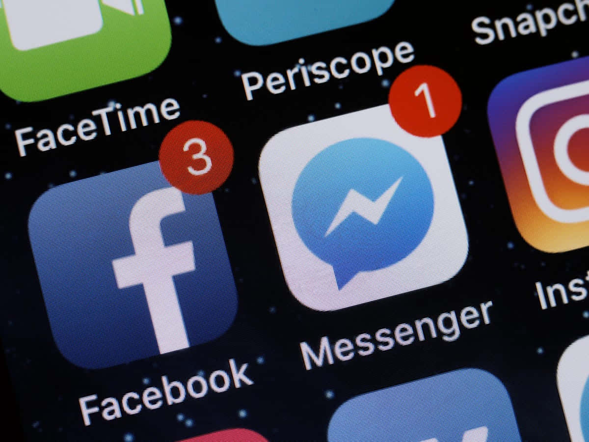 Facebook 桌布 壁紙 — 智慧型手機螢幕特寫，在深色背景上顯示帶有通知徽章的應用程式圖示。