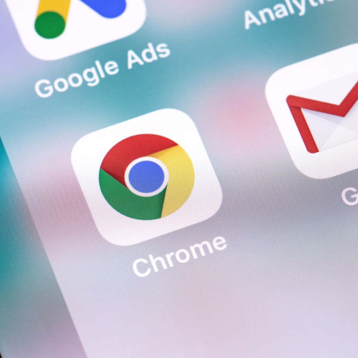 Chrome 桌布 壁紙 — 智慧型手機螢幕特寫，顯示 Chrome 應用程式圖示居中於其他 Google 應用程式之間，帶有柔和漸變背景。