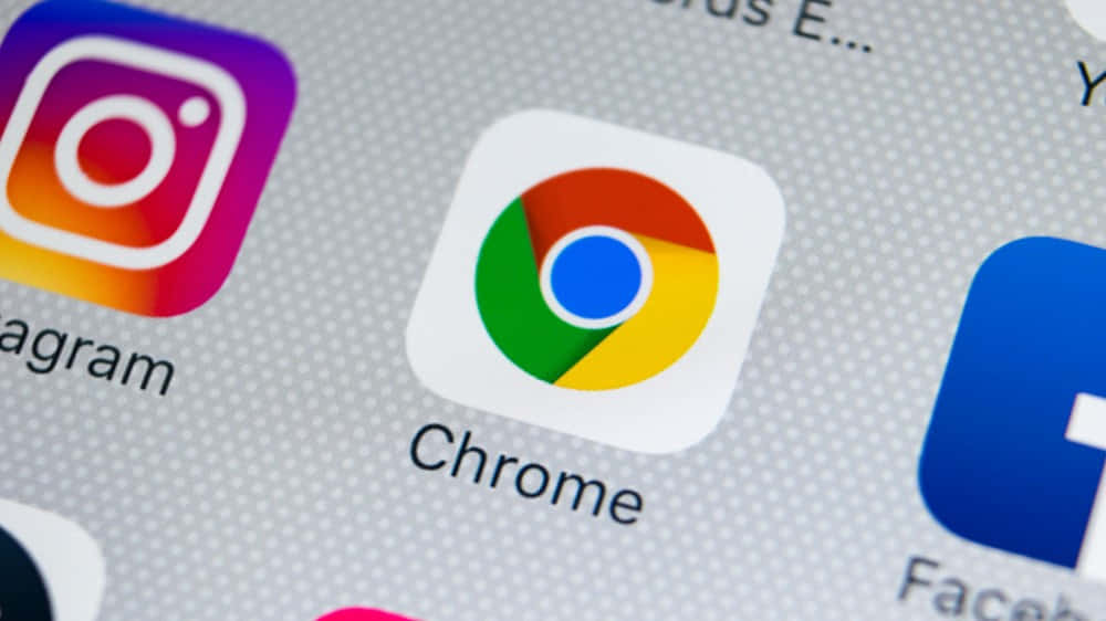 Chrome 桌布 壁紙 — 智慧型手機螢幕特寫，顯示 Chrome、Instagram 和 Facebook 應用程式圖示在點點桌布上。