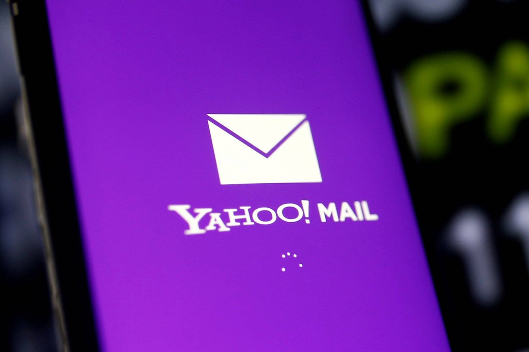 Yahoo Mail 桌布 壁紙 — 智慧型手機螢幕特寫，顯示 Yahoo Mail 應用程式標誌，背景為鮮豔紫色。
