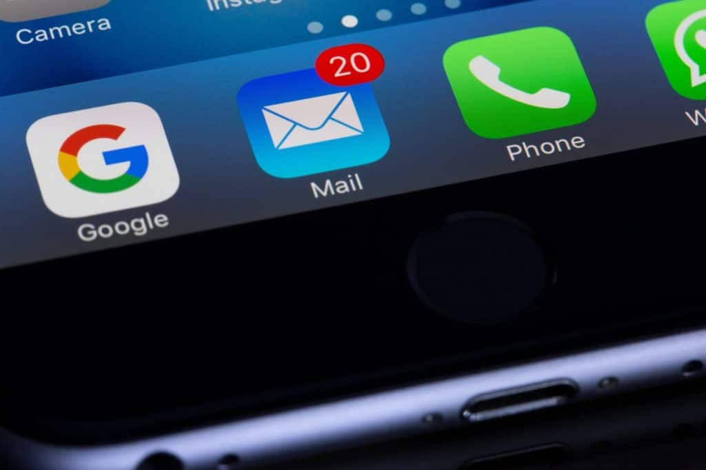 iOS 15 桌布 壁紙 — 智慧型手機螢幕特寫，顯示Google Mail應用程式有20封未讀郵件和電話應用程式圖示。