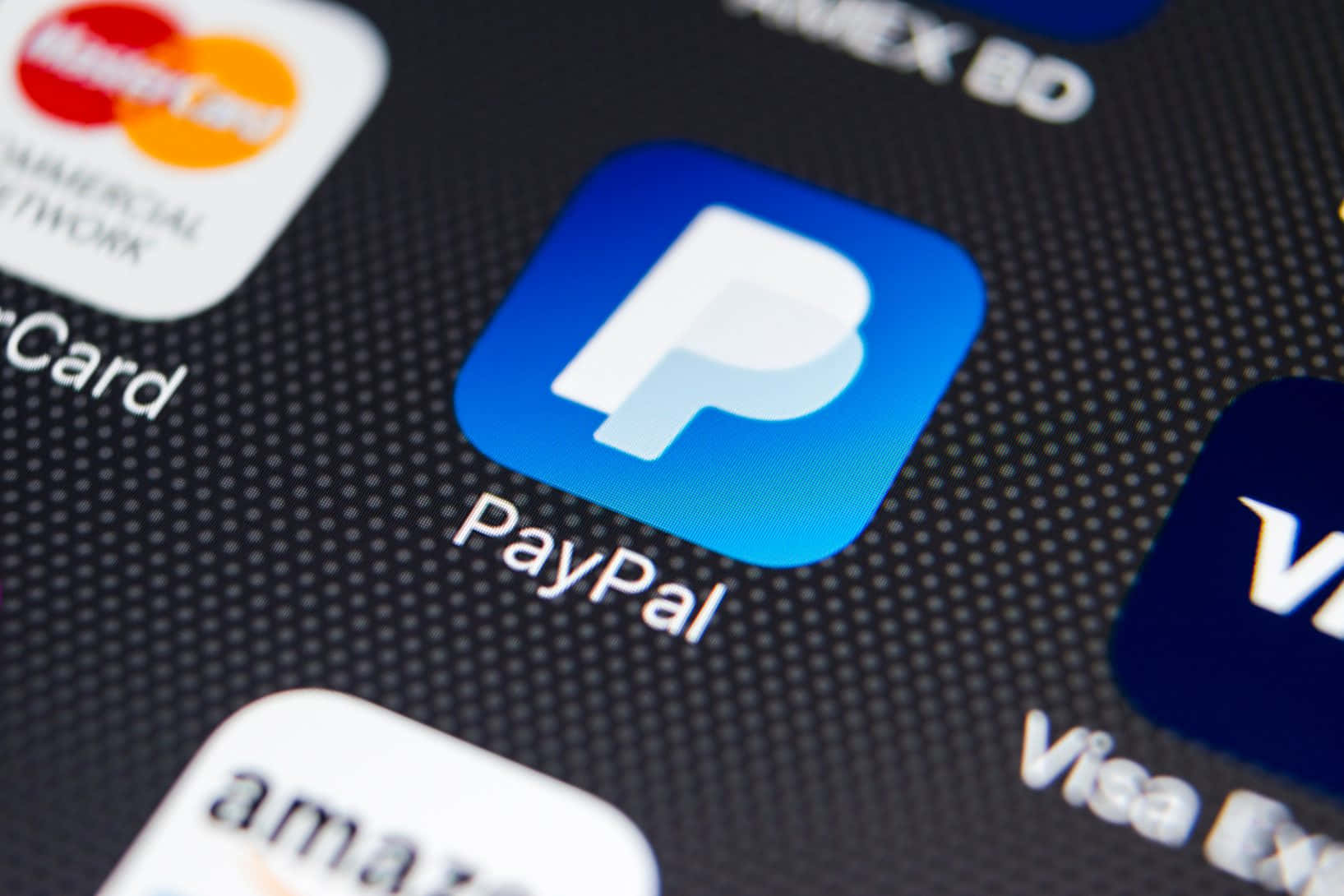 PayPal 桌布 壁紙 — 智慧型手機螢幕特寫，顯示PayPal應用程式圖標與其他支付應用程式（如Mastercard和Visa）一起。
