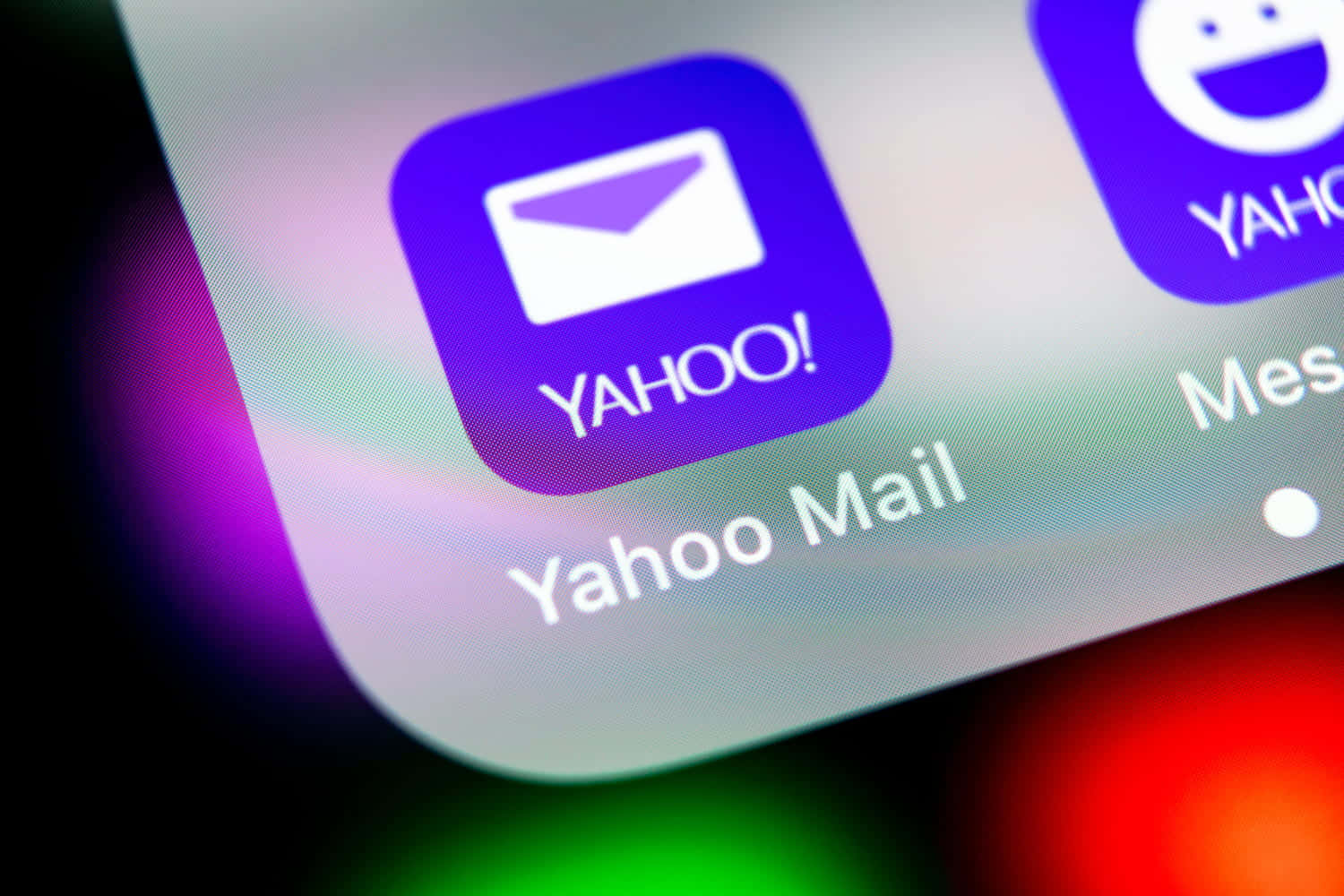 智慧型手機螢幕上的Yahoo Mail應用程式圖示，帶有模糊多彩背景。 — Valorant Logo 壁紙