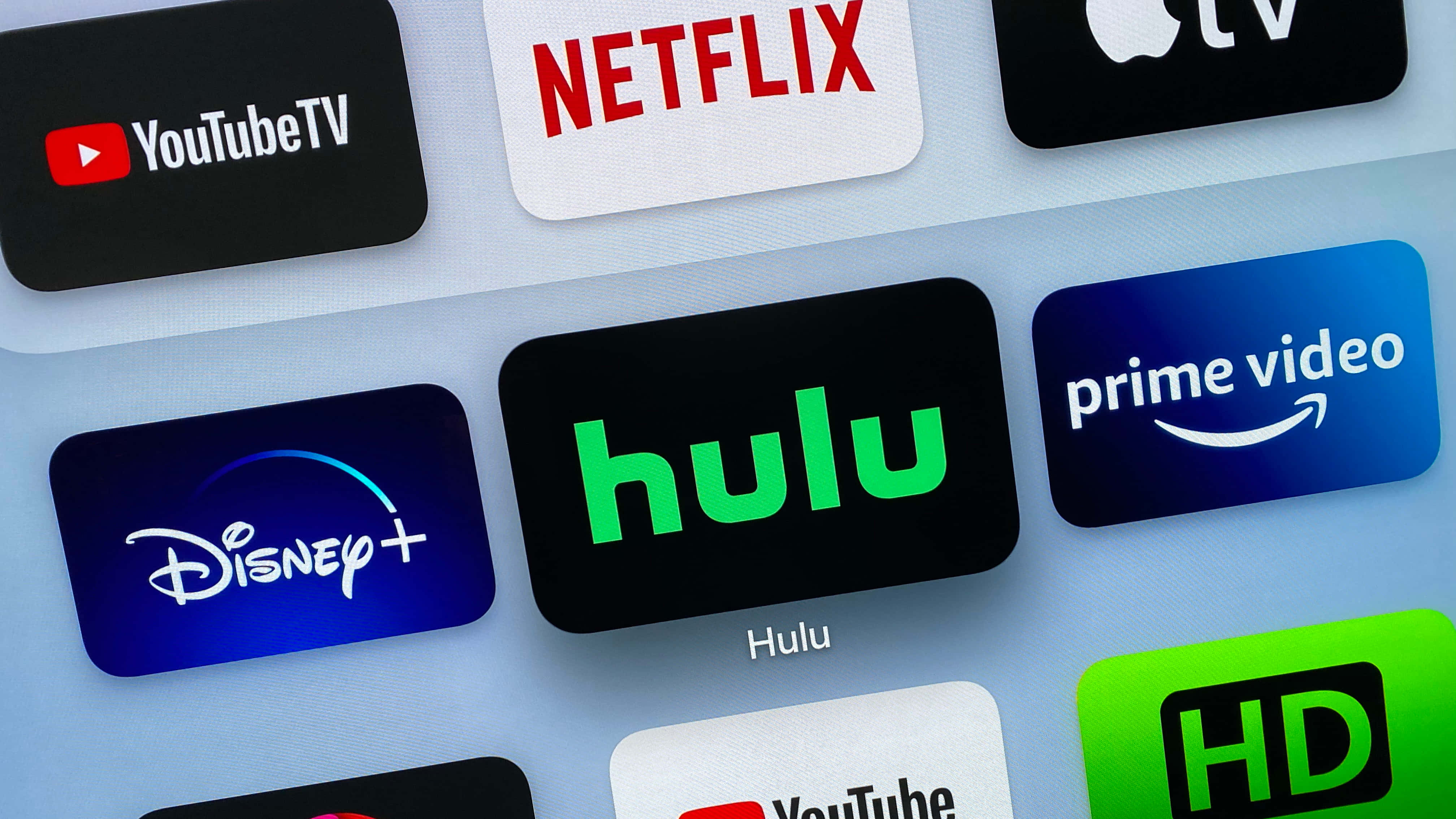 Hulu 桌布 壁紙 — 智慧型手機螢幕特寫，顯示各種串流服務應用程式圖示，包括 Netflix、Hulu、Disney+ 和 YouTubeTV。