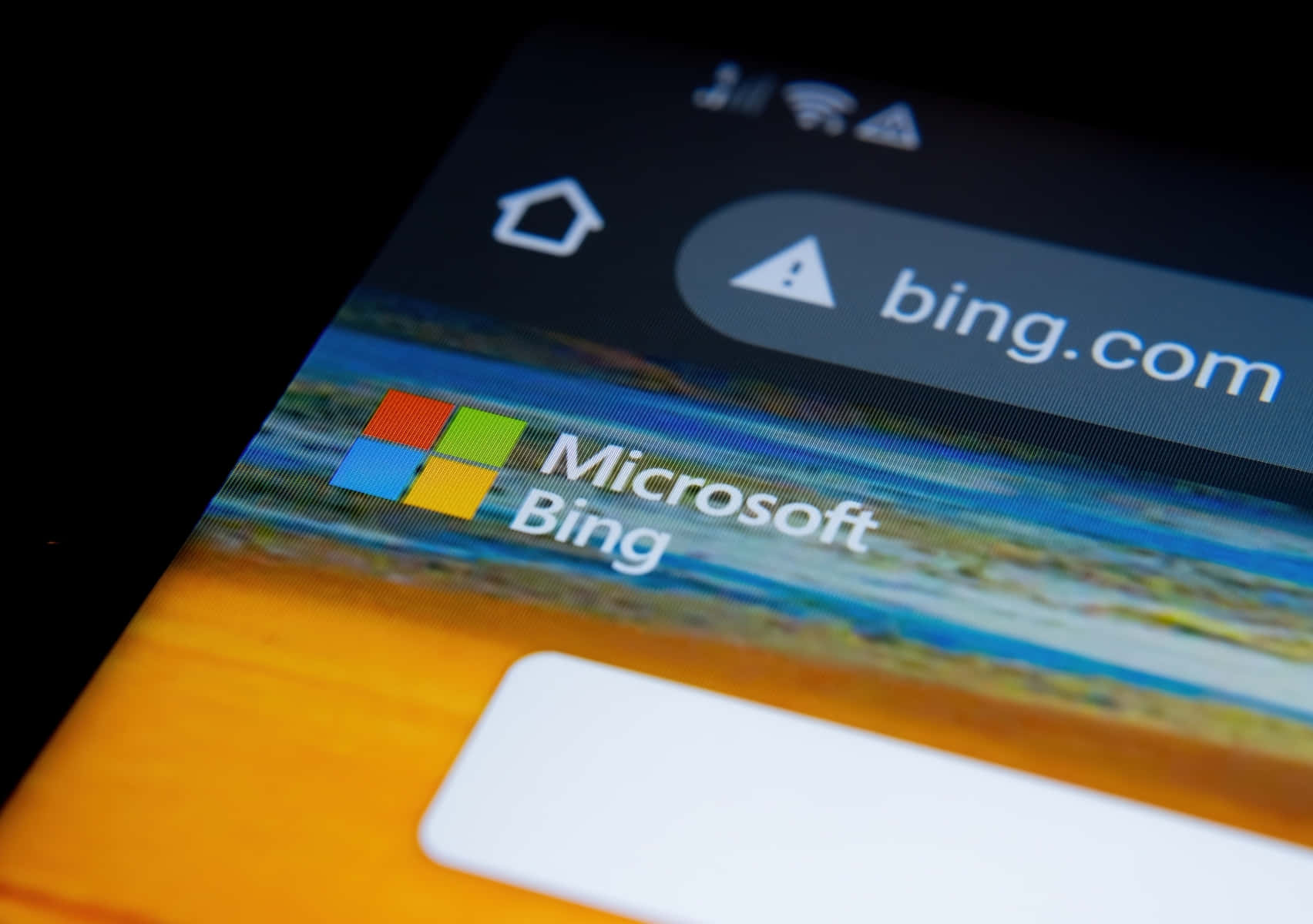 智慧型手機顯示帶有抽象背景的 Microsoft Bing 首頁。