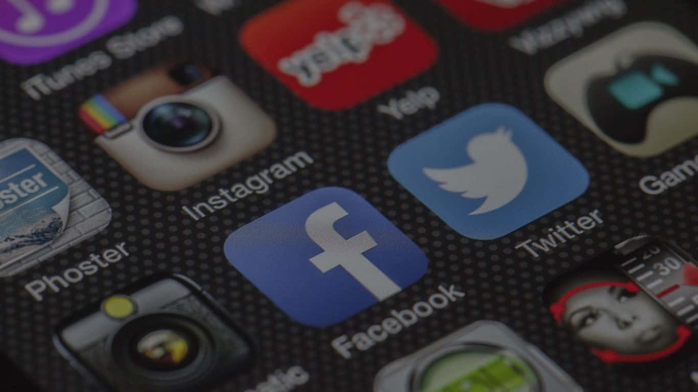 Social Media Logos 桌布 壁紙 — 智慧型手機螢幕特寫，顯示流行的社交媒體應用程式圖標，如 Instagram、Facebook 和 Twitter，背景為深色紋理。