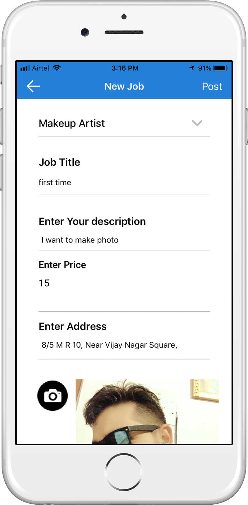 白色 iPhone 桌布 壁紙 — 智慧型手機螢幕顯示一個化妝師的招聘應用程式，有標題、價格和地址的欄位。