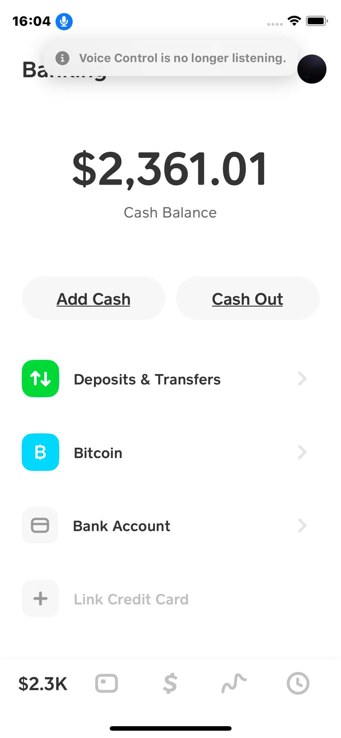 Cash App Balance 桌布 壁紙 — 智慧型手機螢幕顯示一個數位錢包應用程式，現金餘額為 $2,361.01，並提供添加現金、提款或管理存款、比特幣和銀行帳戶的選項。