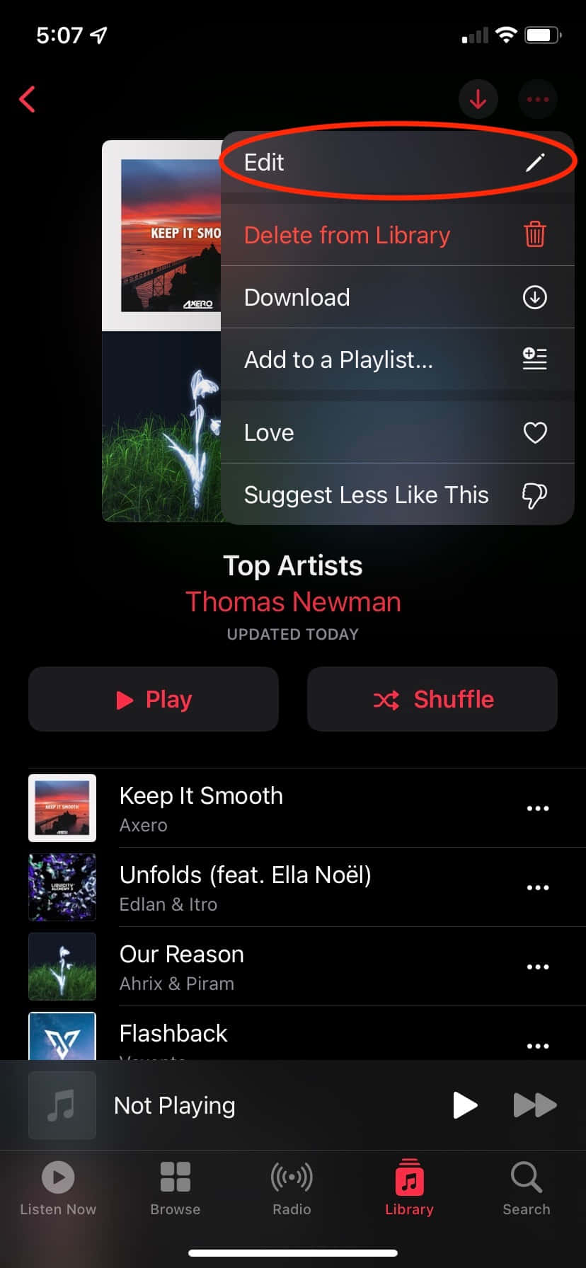 Playlist 桌布 壁紙 — 智慧型手機螢幕顯示一個音樂應用程式，在深色介面中有一個紅色圓圈標示的「編輯」按鈕。