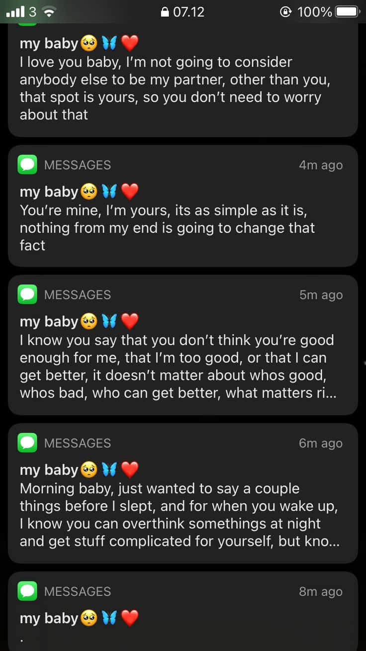 text 桌布 壁紙 — 智慧型手機螢幕顯示來自伴侶的 heartfelt 文字訊息，稱呼接收者為「寶貝」，附有表情符號和愛與支持的保證。