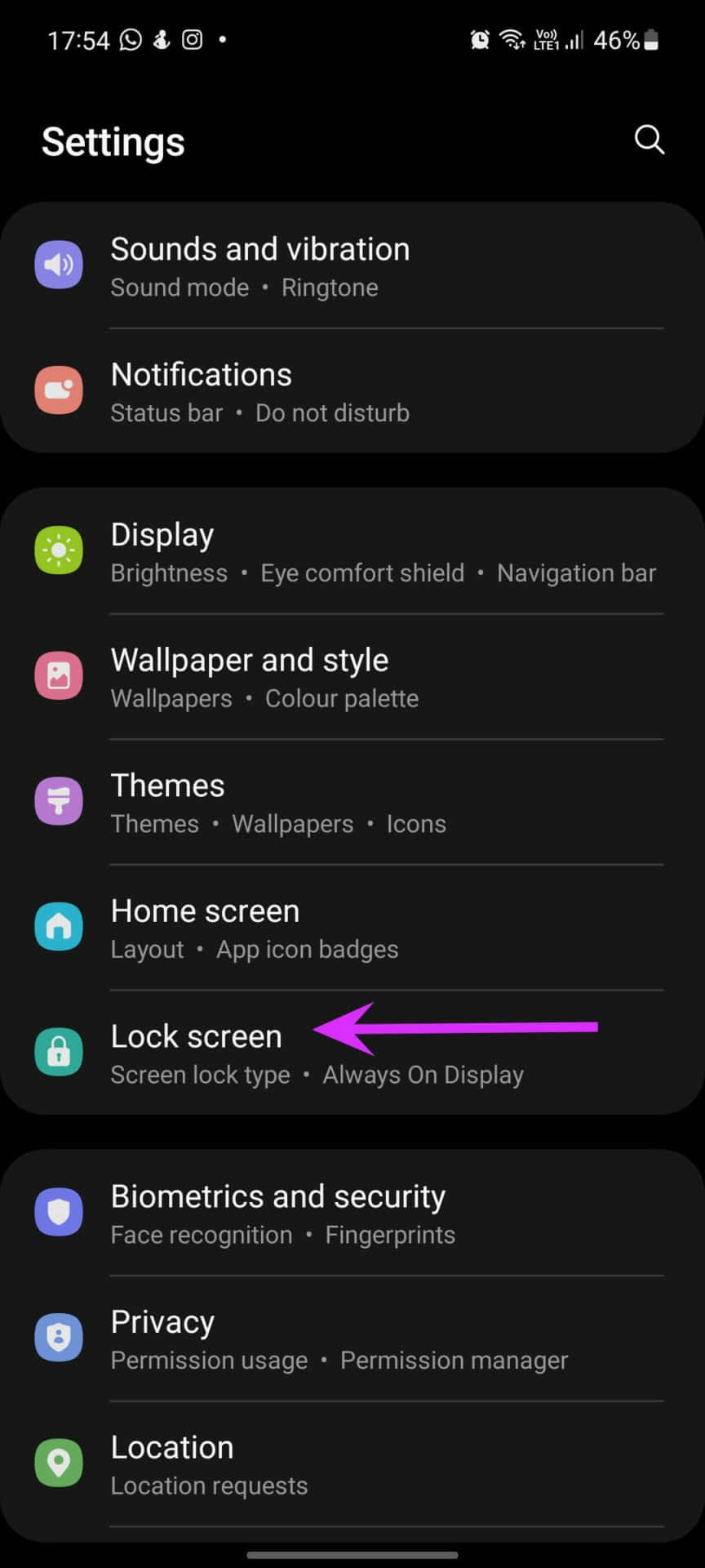 Tricky Lock Screen 桌布 壁紙 — 智慧型手機設定選單，紫色箭頭指向鎖定螢幕選項。