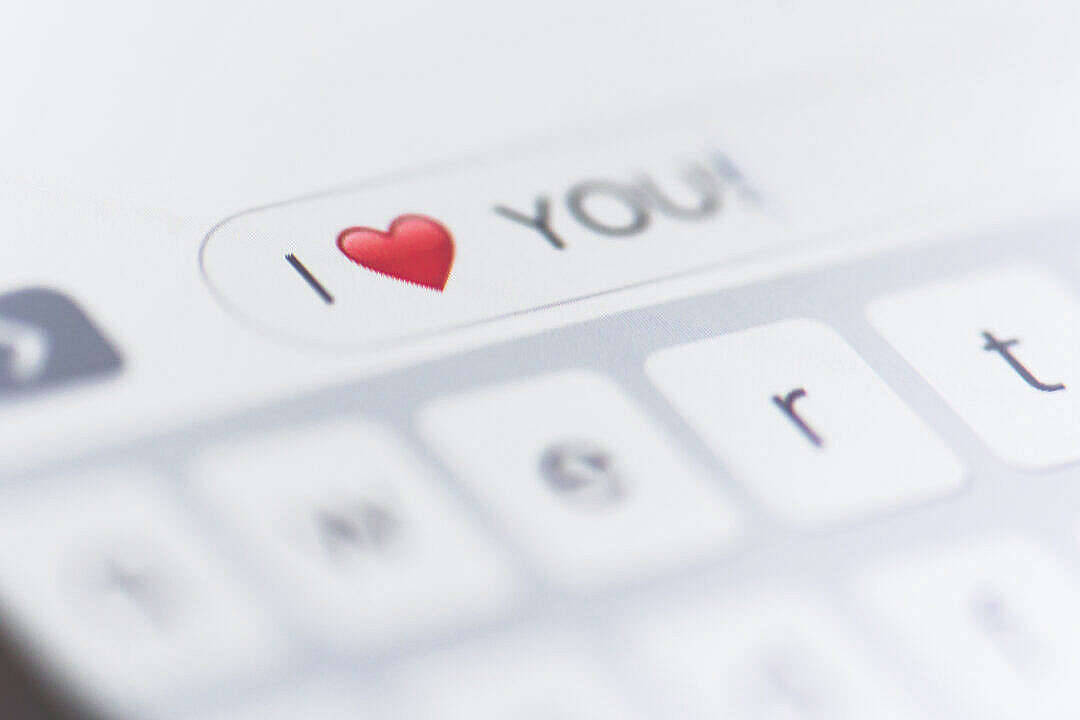 I Love You Aesthetic 桌布 壁紙 — 智慧型手機鍵盤的特寫，文字欄位中輸入了「I ❤️ YOU」。