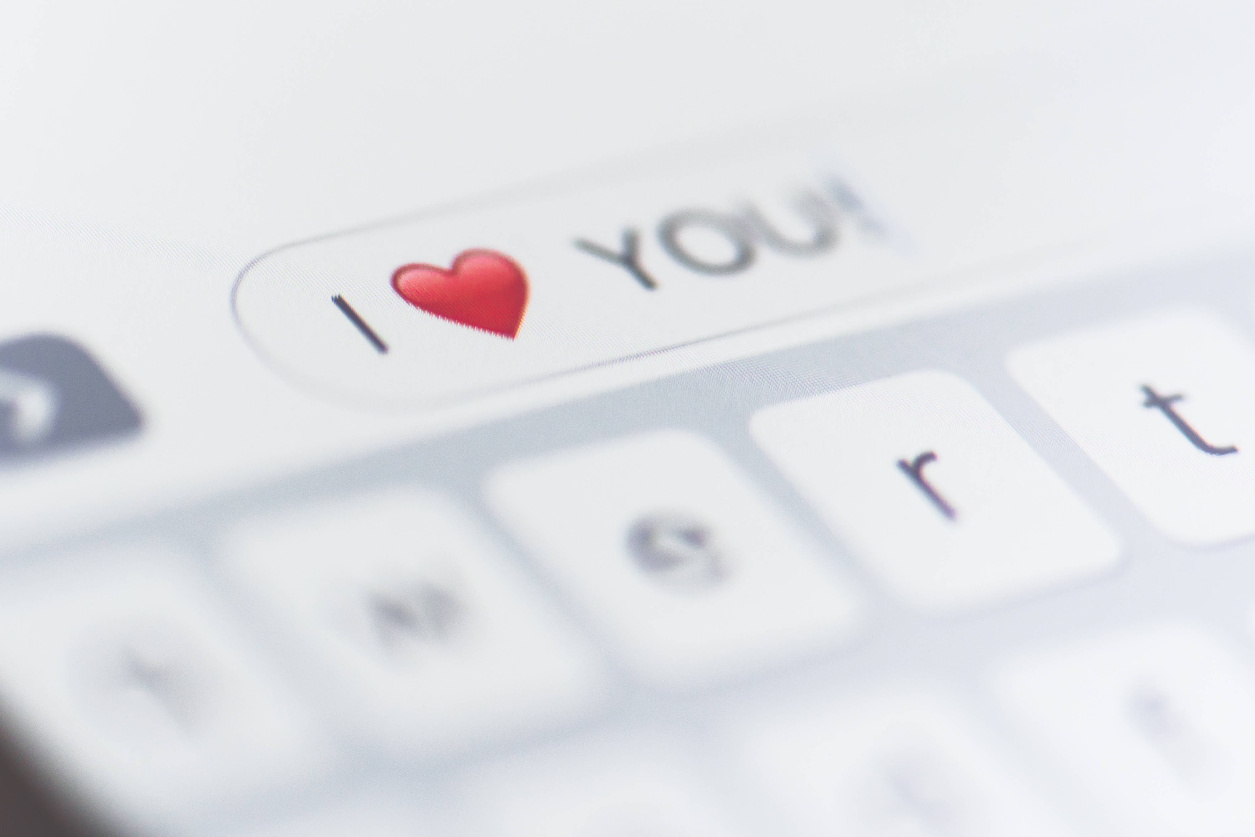 Much 桌布 壁紙 — 智慧型手機鍵盤的特寫，文字輸入欄位以粗體顯示「I ❤️ YOU!」。