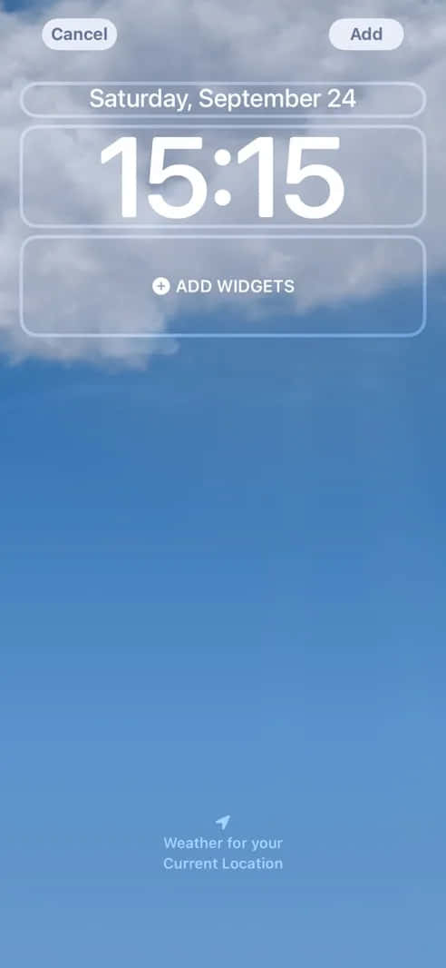Tricky Lock Screen 桌布 壁紙 — 智慧型手機鎖定畫面，顯示晴朗藍天白雲和數位時間日期小工具。