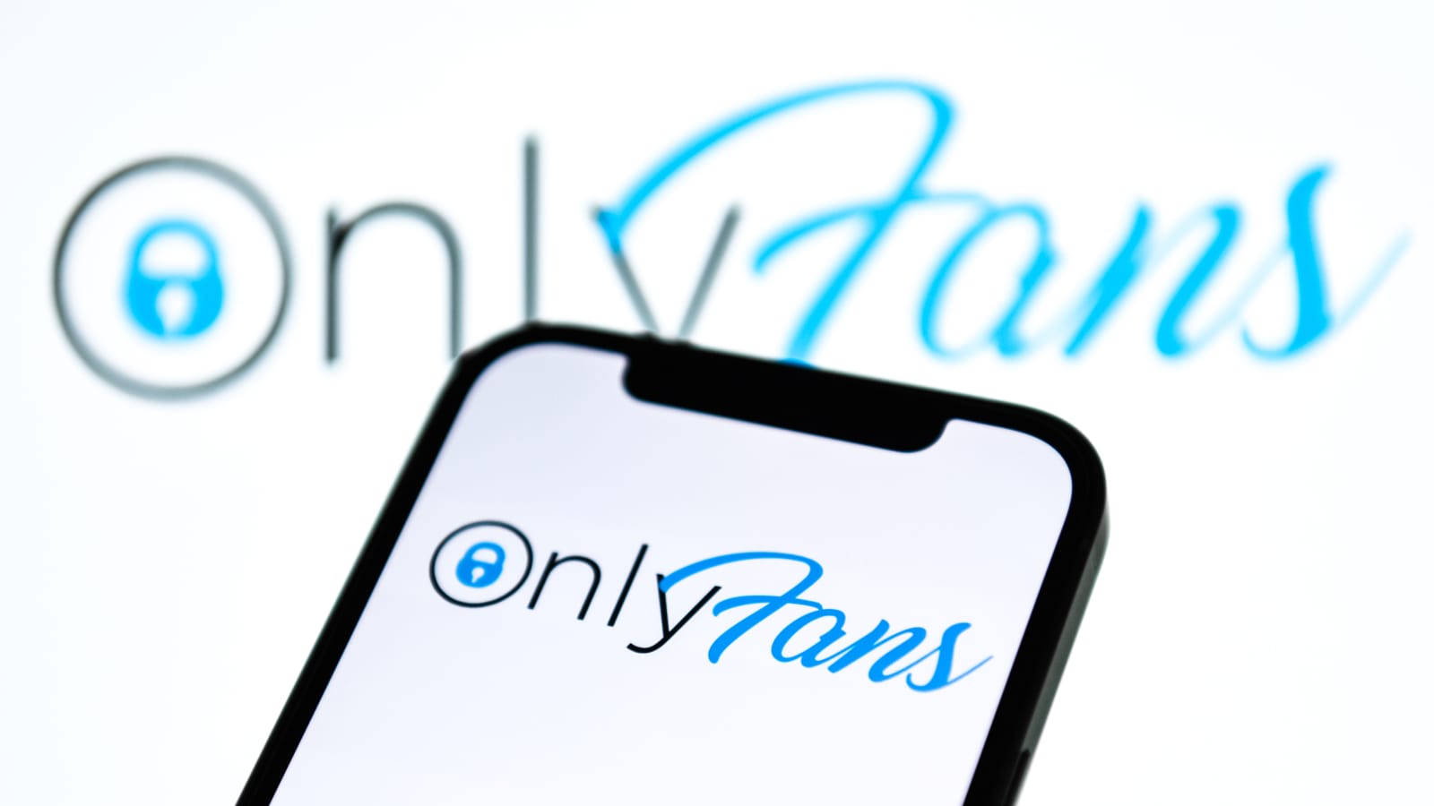 標誌 桌布 壁紙 — 智慧型手機顯示OnlyFans標誌，背景中的品牌名稱模糊處理。