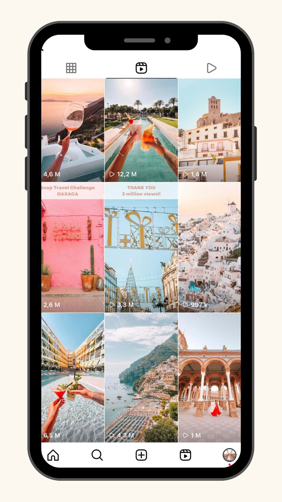 Instagram 桌布 壁紙 — 智慧型手機顯示一個充滿活力的旅行照片網格，包括海岸景色、雞尾酒和歷史建築，並附有參與度指標。