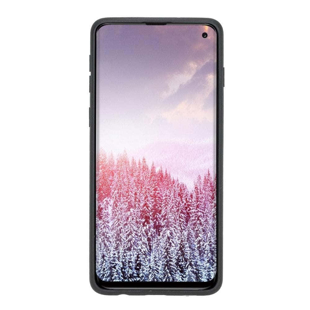Galaxy S10 桌布 壁紙 — 智慧型手機顯示一個寧靜的冬季場景，雪覆蓋的松樹在柔和的粉紅色和紫色暮色天空下。