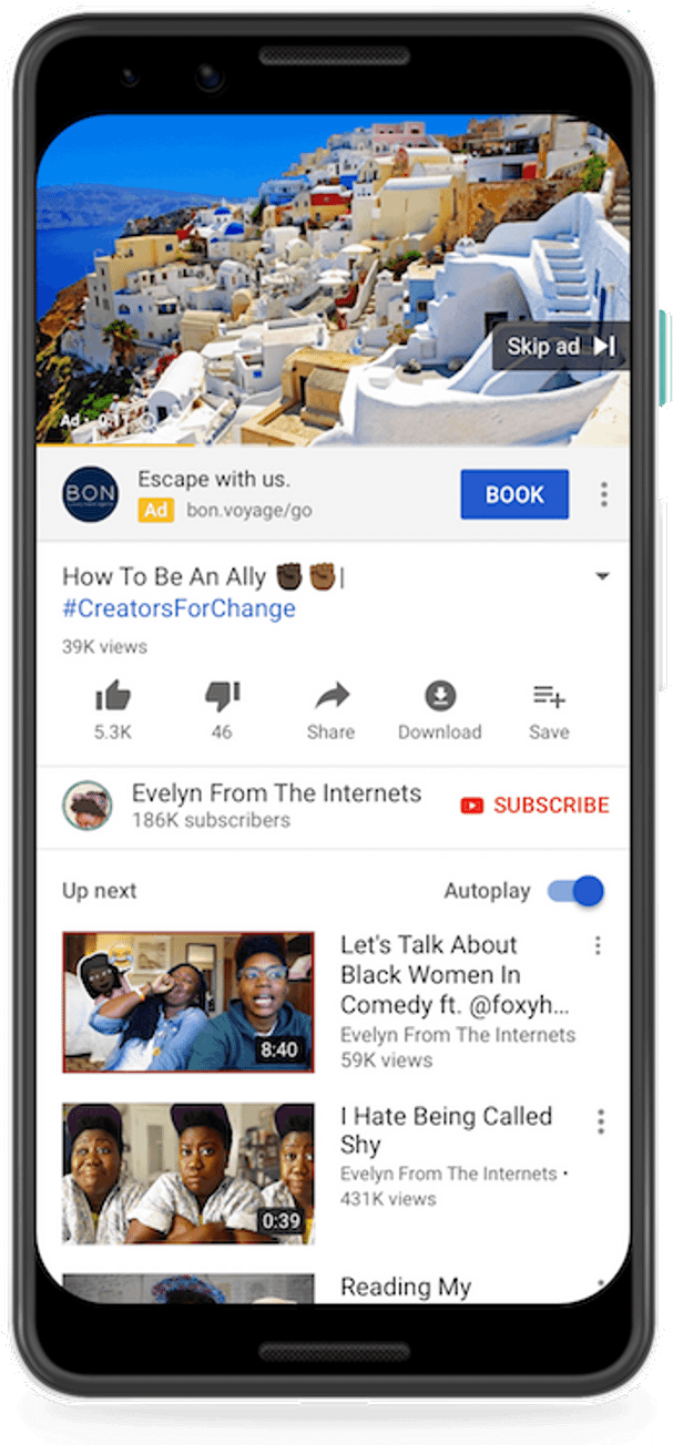 Google Ads 桌布 壁紙 — 智慧型手機顯示一段YouTube影片，內容是希臘聖托里尼的 vibrant 藍色海洋和白色建築。
