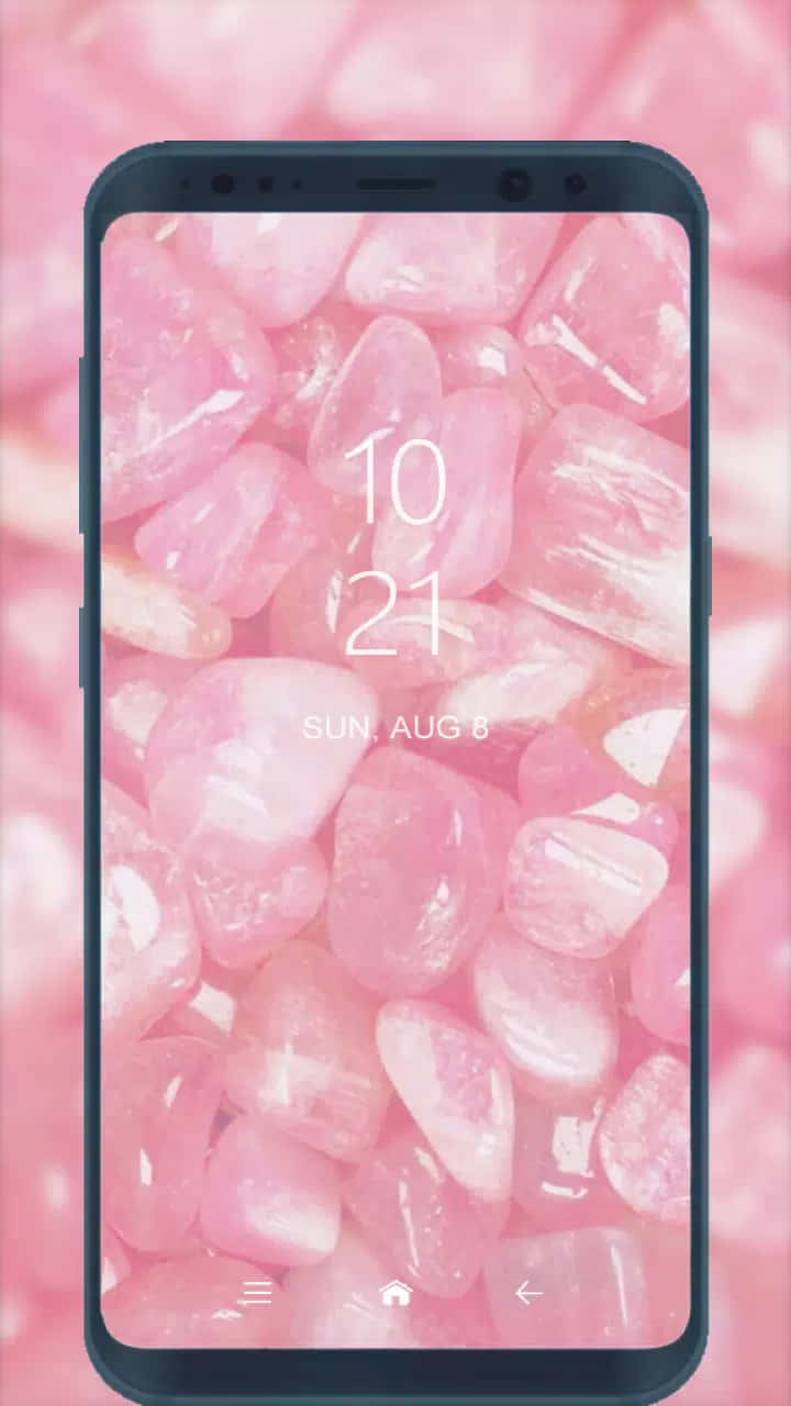 Candy Aesthetic 桌布 壁紙 — 智慧型手機顯示粉紅色水晶桌布，時間和日期以白色文字疊加。