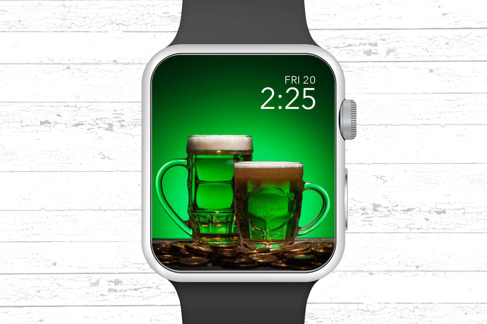 Apple Watch 動態 桌布 壁紙 — 智慧手錶在白色木質表面上，以充滿活力的綠色背景展示兩杯泡沫啤酒和金幣。