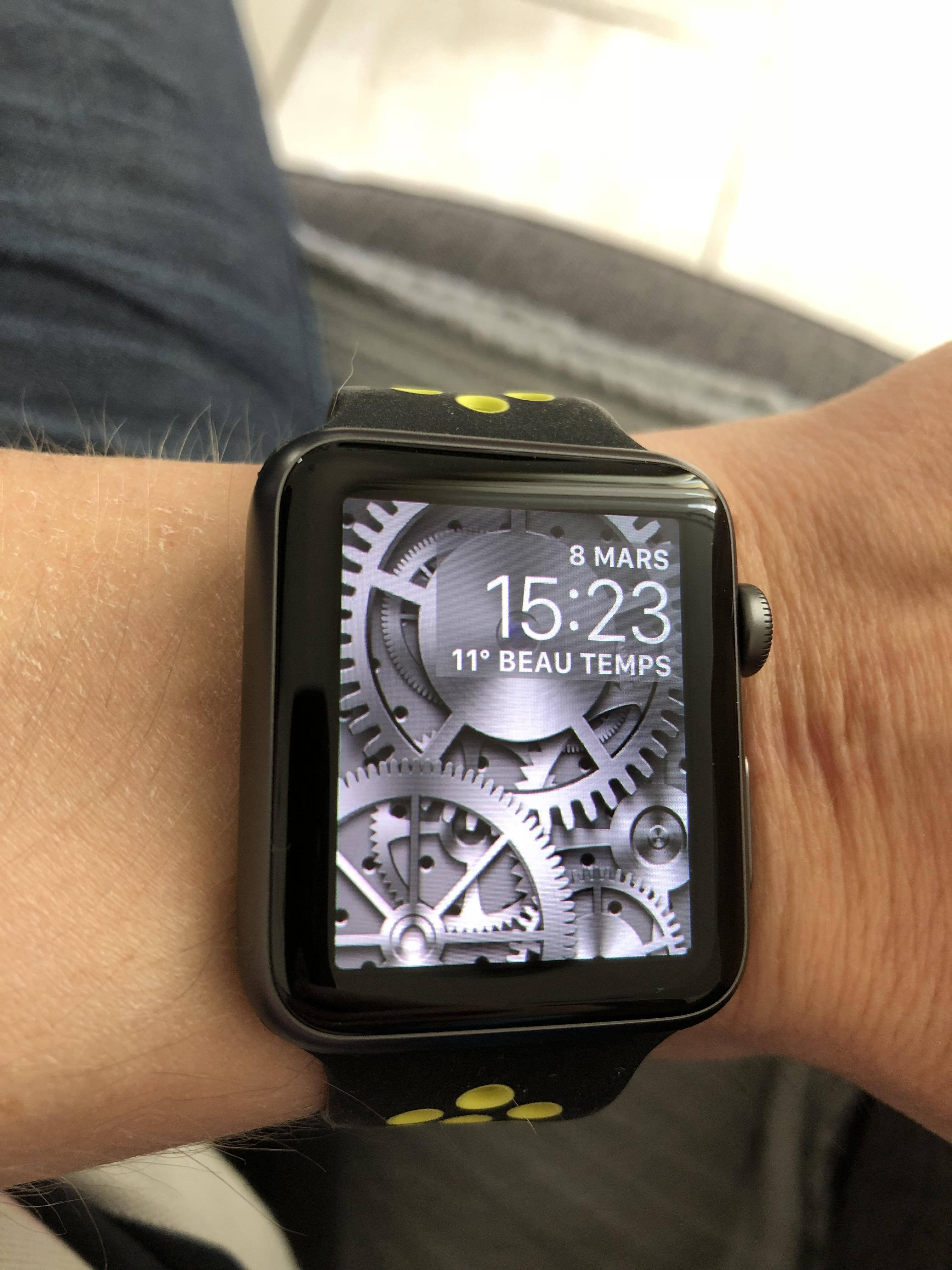 Apple Watch 動態 桌布 壁紙 — 智慧手錶近距離特寫，顯示機械齒輪桌布，並在手腕上顯示時間和天氣資訊。