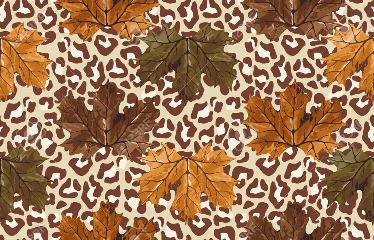 Vintage Autumn 桌布 壁紙 — 暖棕色和橙色的秋葉疊加在奶油色背景上的豹紋圖案上。