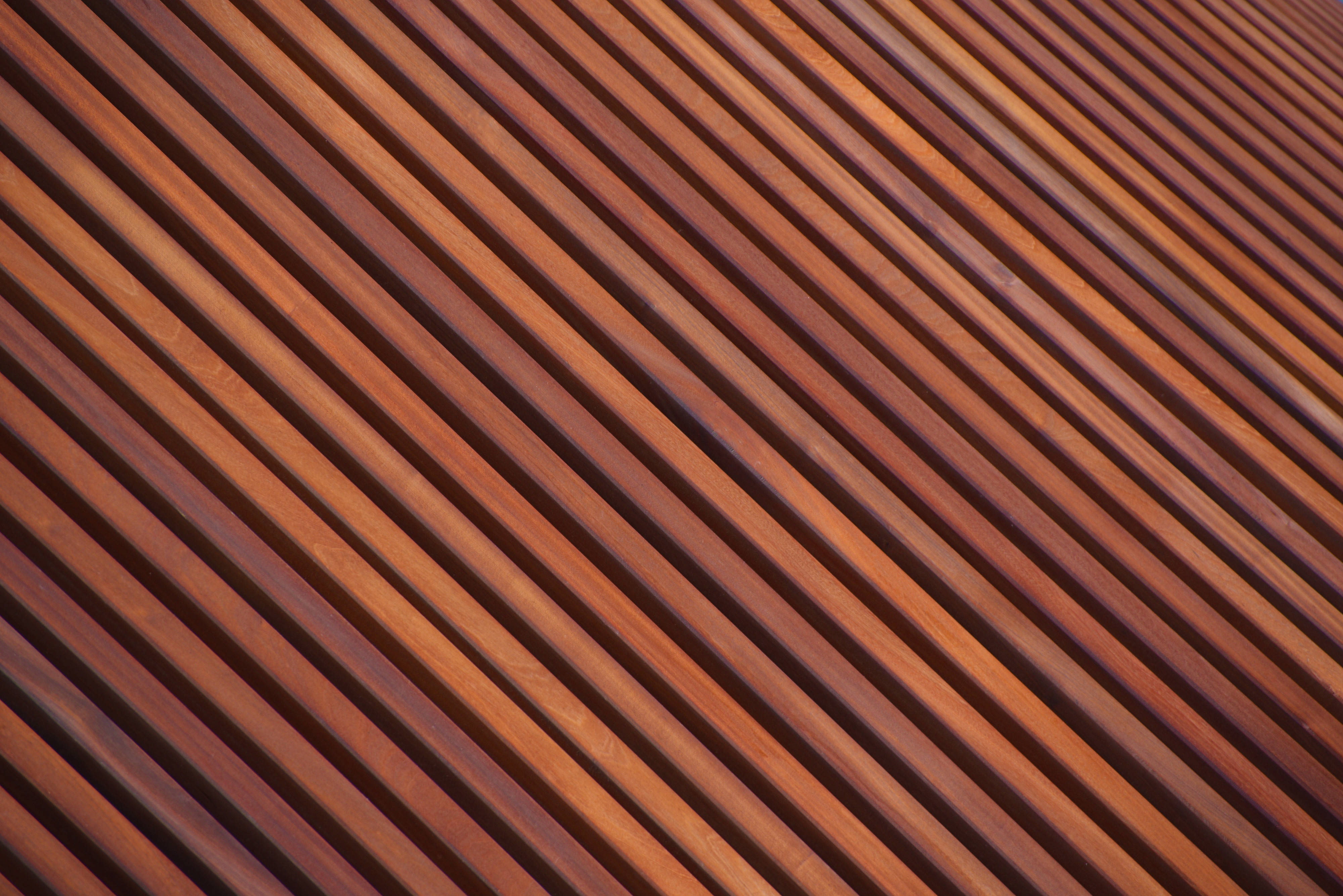Wood Texture 桌布 壁紙 — 暖琥珀色調的對角木條營造出帶有天然木紋圖案的節奏質感。