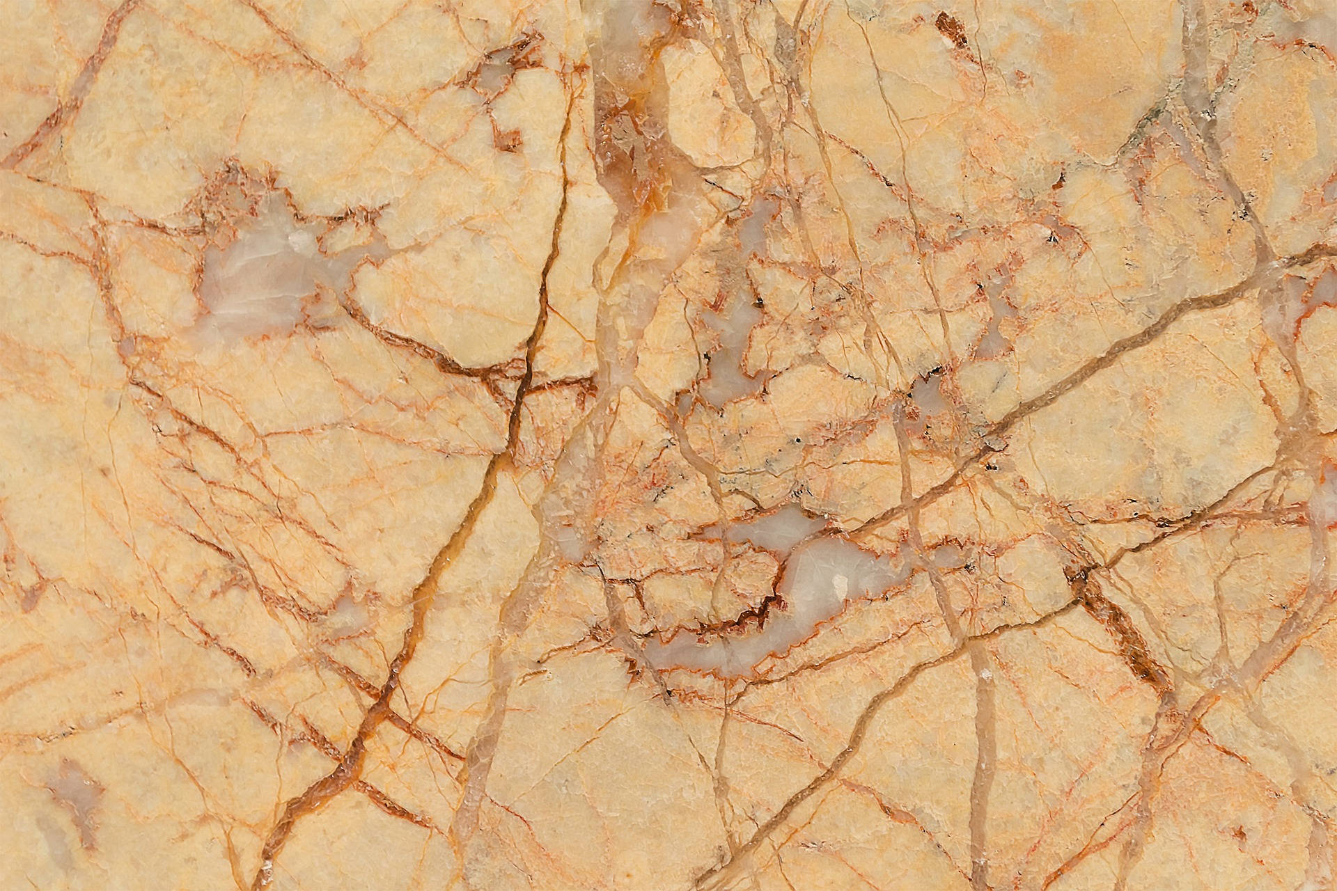 Marble Desktop 桌布 壁紙 — 暖米色大理石的近距離特寫，帶有複雜的金棕色紋理和細微的灰色斑塊。