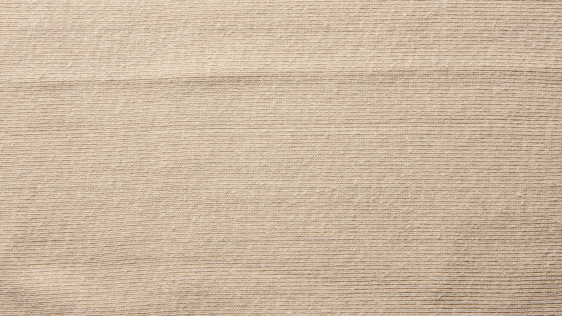 Light Tan 桌布 壁紙 — 暖米色調中密集文字行的特寫，營造出有紋理的復古書頁效果。