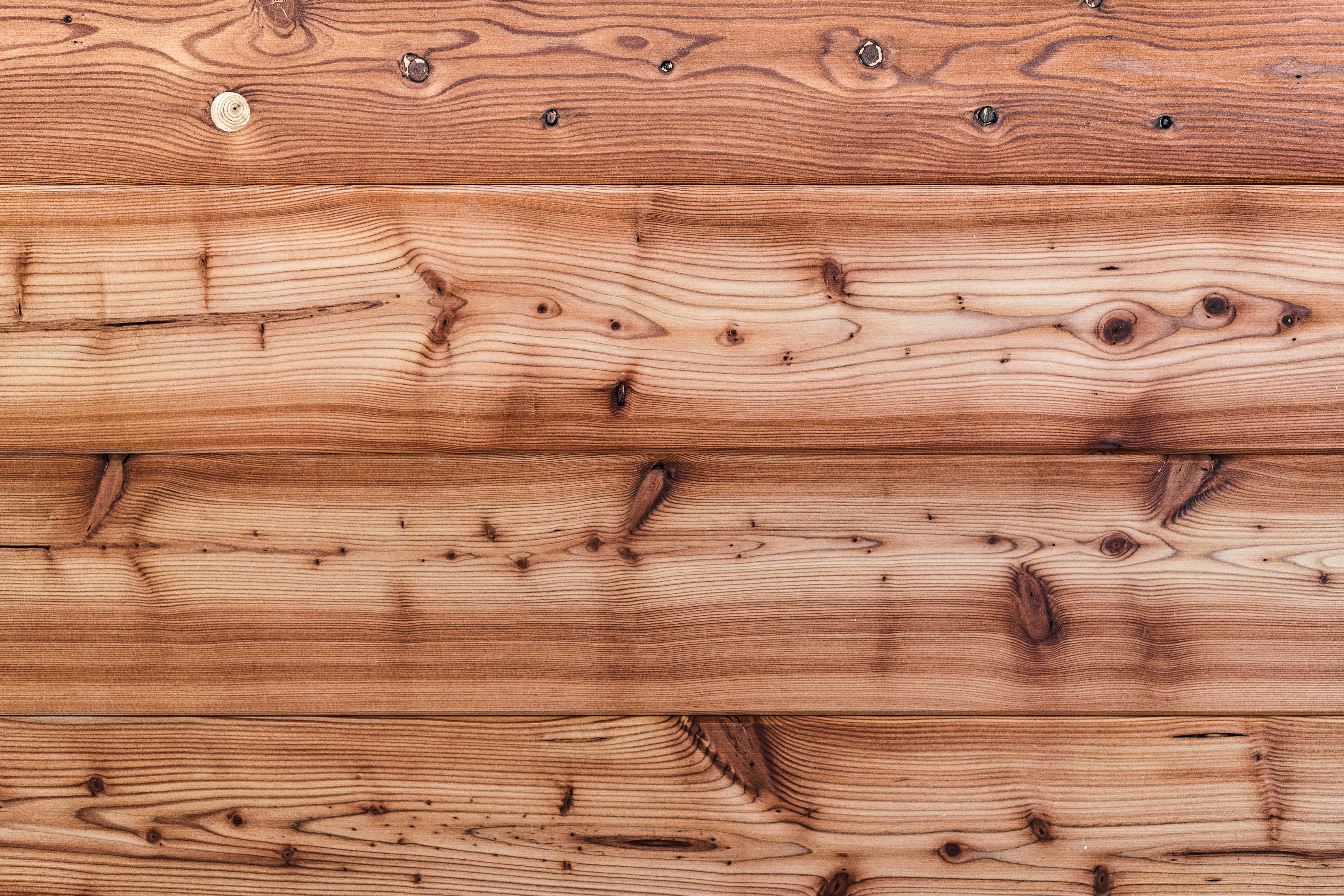 Wood Texture 桌布 壁紙 — 暖色調木板的特寫，帶有天然木紋節和螺絲，呈現質樸質感。