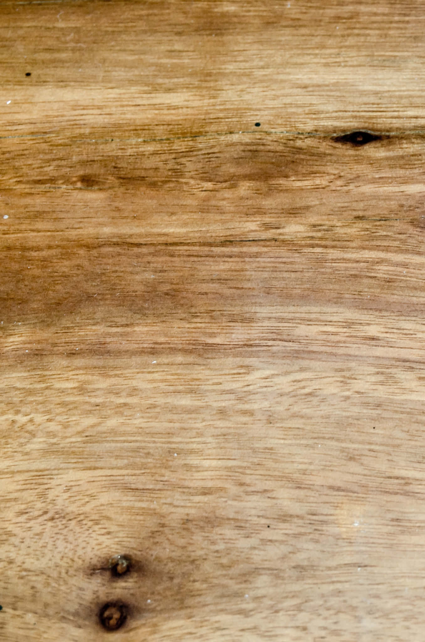 High Resolution Wood 桌布 壁紙 — 暖色調木紋特寫，帶有天然節疤和細微紋理變化。