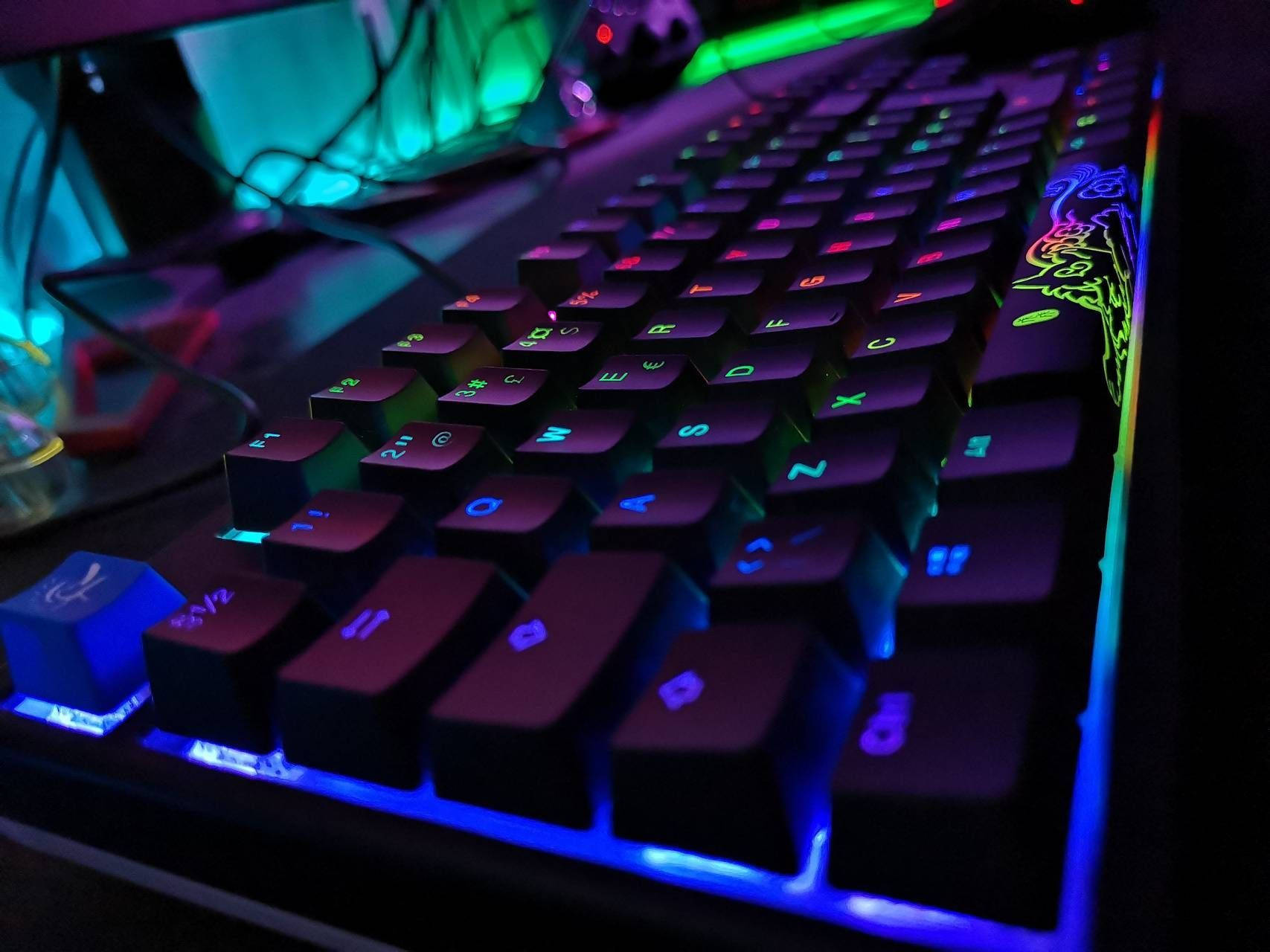 Gaming Setup 桌布 壁紙 — 暗房中發出鮮豔彩虹背光的遊戲鍵盤特寫。