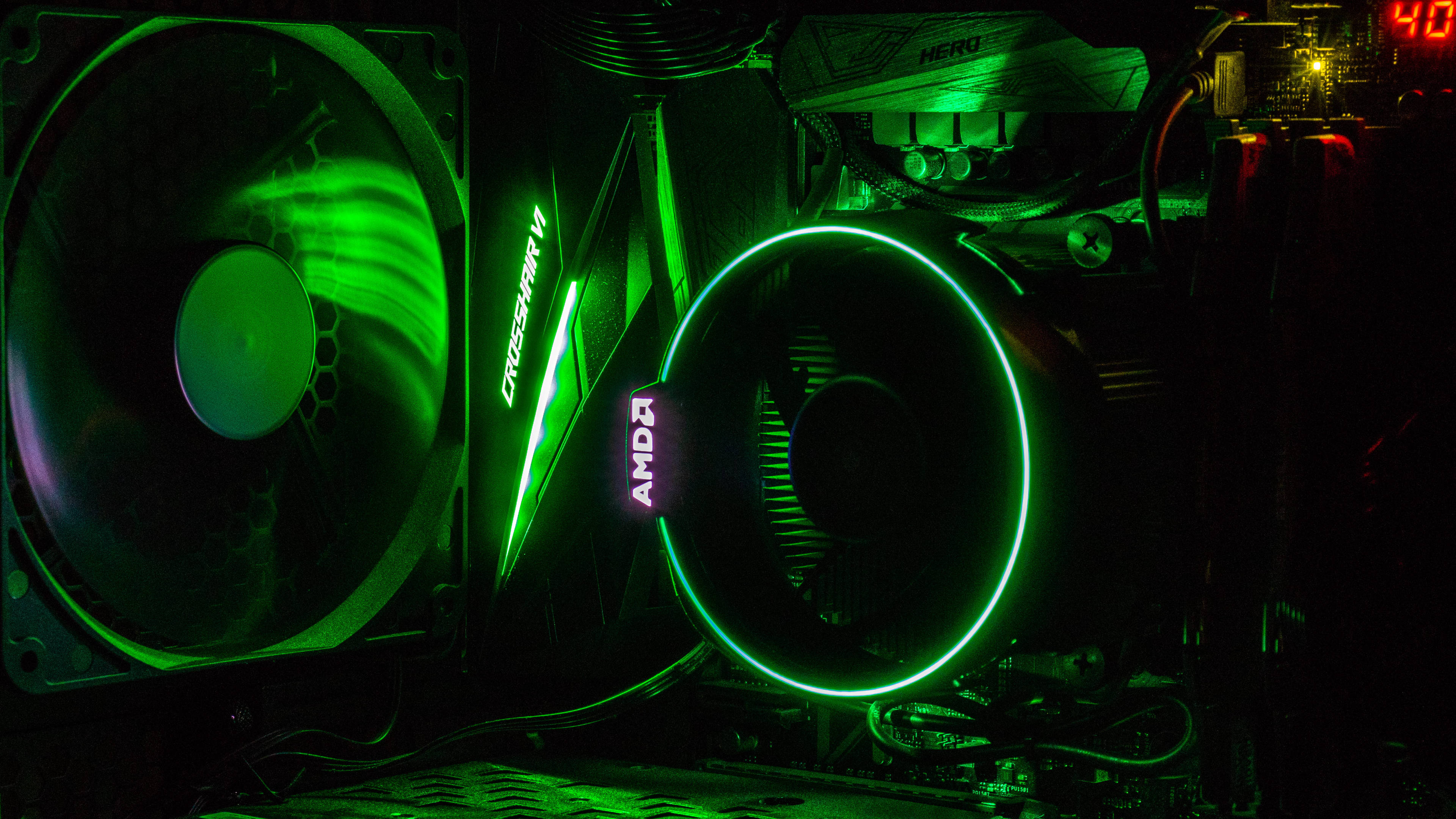 Gaming Setup 桌布 壁紙 — 暗色PC機箱內部發光綠色電腦風扇和AMD硬體的特寫。