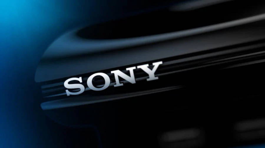 Sony 桌布 壁紙 — 暗色曲面配上冷藍燈光，閃耀的銀色Sony標誌特寫。