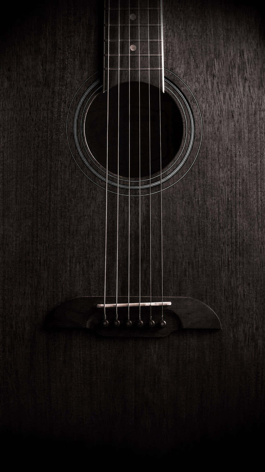 Guitar Aesthetic 桌布 壁紙 — 暗色木吉他特寫，可見木紋和琴弦，背景陰暗。