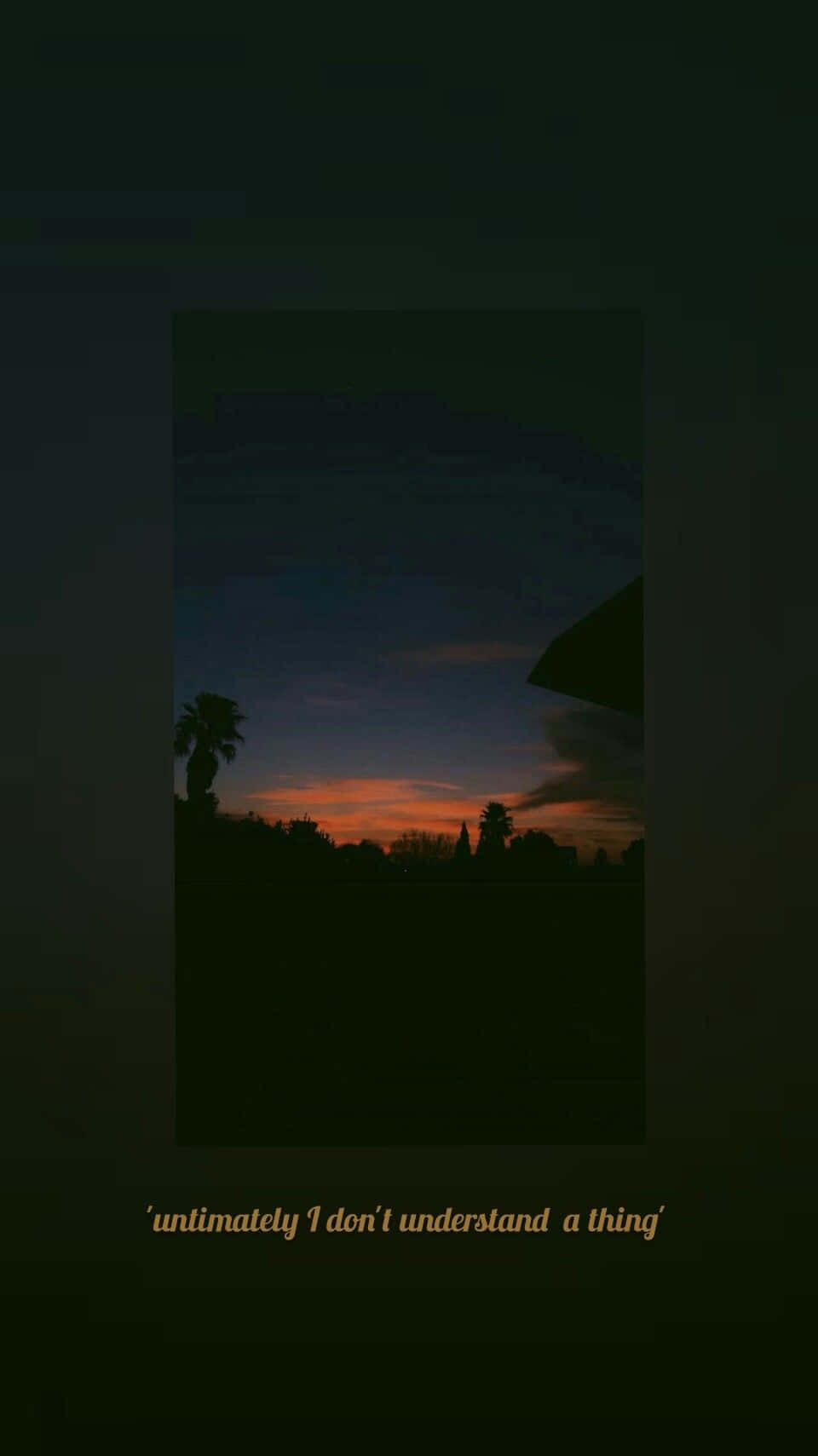 手機 桌布 壁紙 — 暗色框架下的日落景色，橙色和紫色的天空襯托出棕櫚樹和雲朵的剪影。